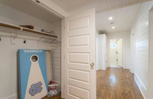 Relax in an upscale, renovated gem - Foto 29