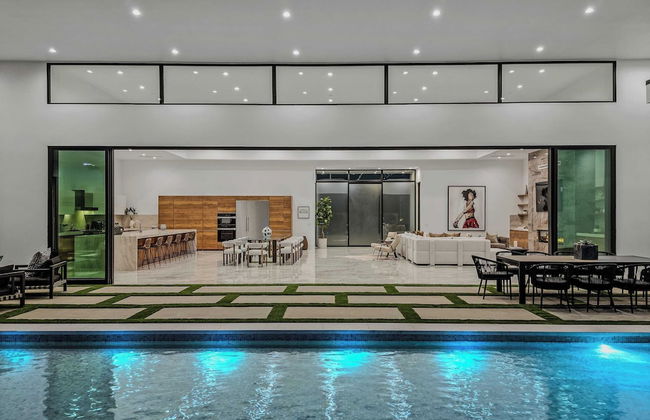 Fine Luxe Retreat w/ Pool & Hot Tub Bravo Villa #15 by Avantstay - Photo 6