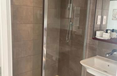 2BR 2BA Top Floor Penthouse Apartment in RG2 - Ideal for Business Travellers & Contractors, Free Parking & Sleeps Up To 6 - Foto 4