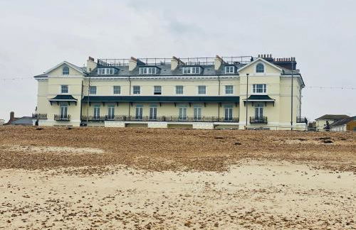 Beach from the Balcony, ensuite and private parking - Photo 38
