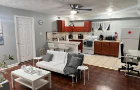 Cozy and Spacious Private Basement - Foto 1