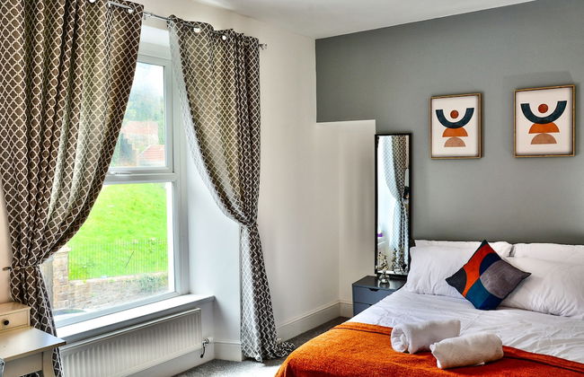 Captivating 3-bed House in Swansea Town Center - Photo 1