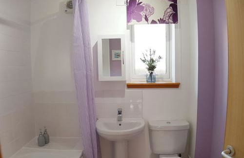 Hill View 2 bedroom free parking - Photo 16