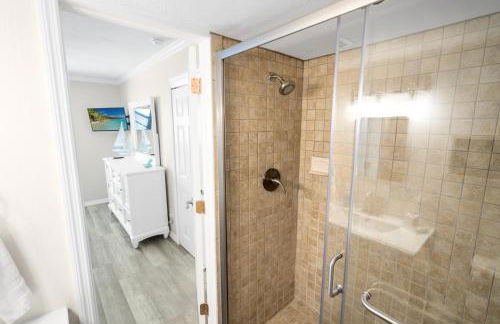 Beautiful Sunsets just Steps from Beach with King Bed and Queen Sleeper Sofa - Foto 20