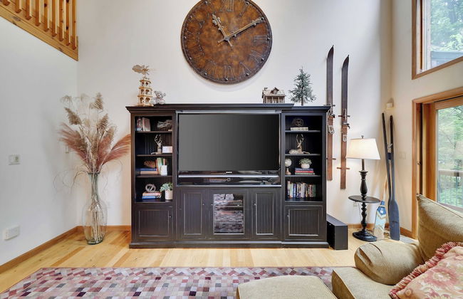 Elk Hollow by Avantstay Lakefront Chalet w/ Game Room & Fire Pit - Photo 12