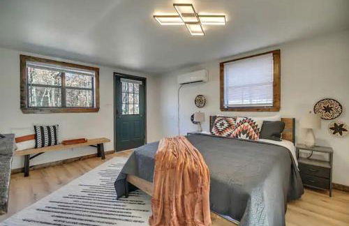 Serene Woodland Studio Retreat with Outdoor Amenities, Near Fishing, Hiking & Gentry, AR - Foto 9