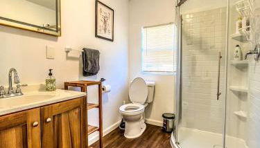 Cozy Tiny House Ideal for a Couples Retreat in Lake Hills, Texas - Photo 5