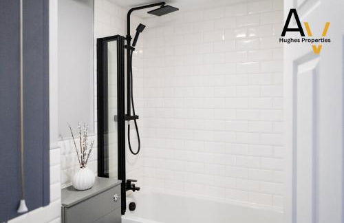 Northampton Pop Art House - Free Parking - Fast Wi Fi by AV Hughes Properties - Photo 16