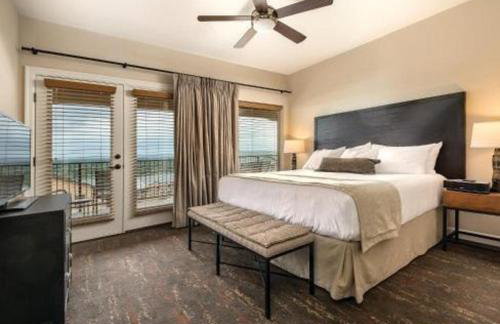 Enjoy the scenery of Lake Marble Falls in 2BD resort condo with family - Photo 13