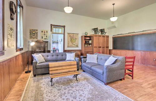 Renovated WV Schoolhouse History Buffs Heaven! - Foto 14