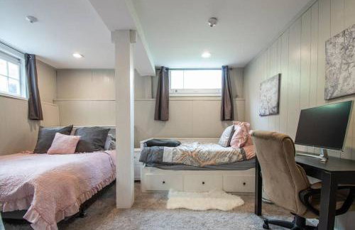 Central 2 bedroom unit with 3 beds and 3 large TVs - Photo 10