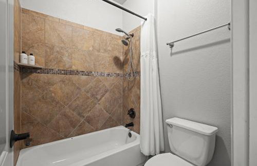 Lake Travis Family Retreat with Theater Game Room and BBQ 7 min from Marina - Foto 36