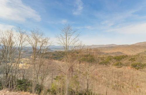 Mtn-View Hidden Falls Cabin with Hot Tub and Deck - Foto 27