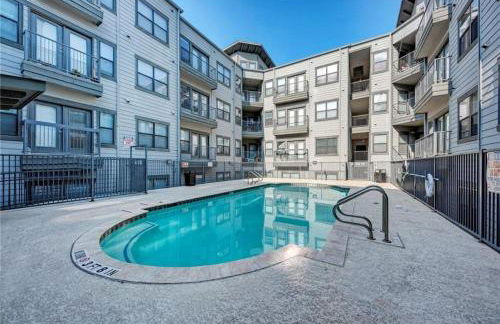 King Beds and Memory Foam Sleeper in Vibrant ATX Apt - Foto 13