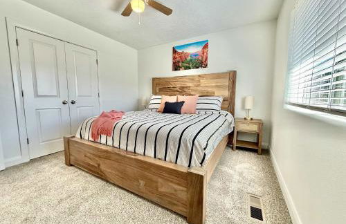 Updated townhouse just minutes from Zion with hot tub - Foto 13