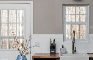 Chic Cabin with Hot Tub and Fire Pit - Foto 8