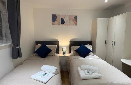 Modern & Spacious 3BR House Bracknell - Berkshire - Photo 13