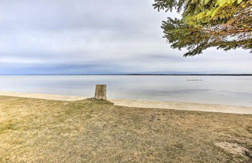 Peaceful Lakefront Houghton Lake Property with Patio - Foto 29