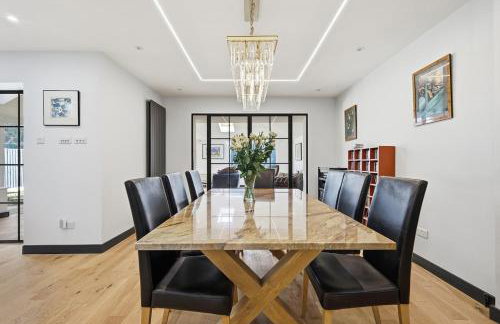 Four Bed House by Brookland Stays Serviced Accommodation Short Lets Brentwood with Free WiFi - Foto 8