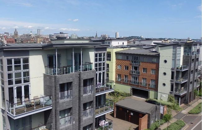 Executive Apartment With City Views - Photo 11