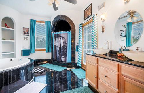 The Starlight Tower Hot Tub Suite with 8-Jet Massage Shower and Amazing Views - Foto 1