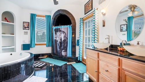 The Starlight Tower Hot Tub Suite with 8-Jet Massage Shower and Amazing Views - Foto 1