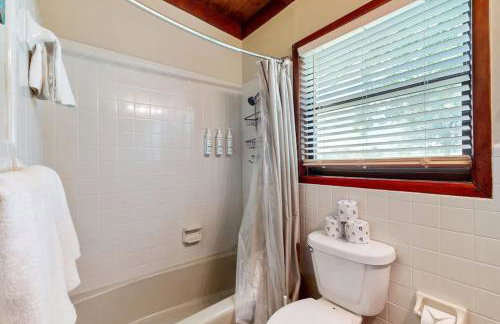 Classic Lakefront Cottage with Private Dock, Lovely Lake View, Backyard & WiFi - Foto 15