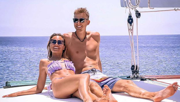 Um casal tomando banho de sol no barco