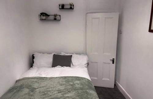 Apt - Sleeps 10 - Parking - Ideal for Contractors - Photo 24