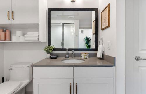 Bright Spacious 2BR 2BA Open Layout - Foto 10