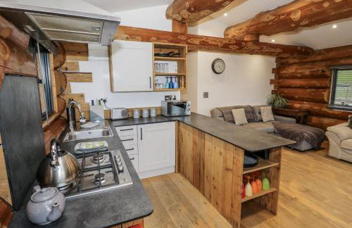 Douglas Cabin at Salford Court Farm Fishing Cabins - Foto 9