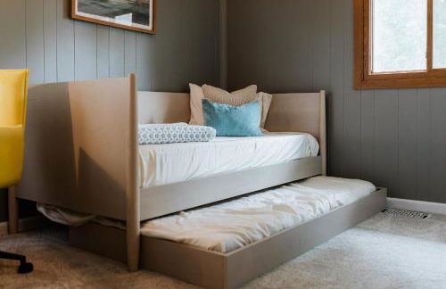 Beautiful 3BR Home Near Lake MI - Photo 12