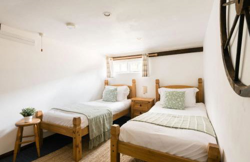 Cosy Cotswolds Farm Stay with Log Burner - Peaceful Winter Retreat - The Dairy - Foto 31