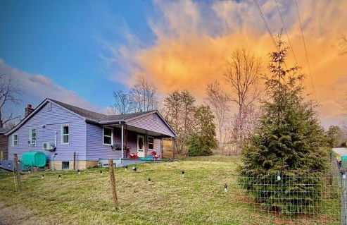 Giggling Creek Cottage - BedJet! King Sized! Gazebo, 45 Acres, Arcades, Nintendo, more - Photo 11