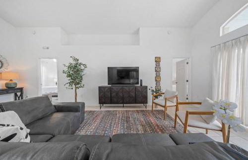 Stunning 4-bedroom Villa w/ Pool - Close to Disney Parks and Gulf Courses! - Photo 6