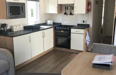 Deluxe 3 bedroomed caravan on Marton Mere with CH DG and decking - Photo 2