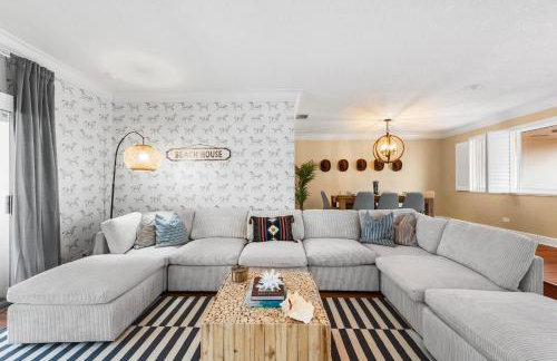 Centrally Located 4BD Oasis with Pool & Movie Patio - Foto 43