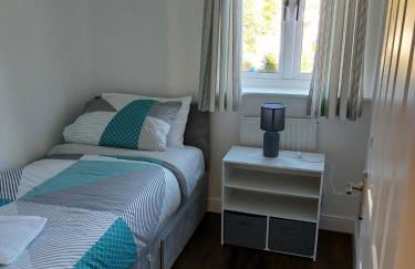 Spacious 4 Bed house with parking and garden at Reading - Photo 9