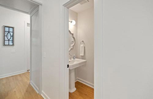 Seabreeze Haven 6 - Steps to Beach, Pet-Friendly, Pool, Fast WiFi - Photo 12