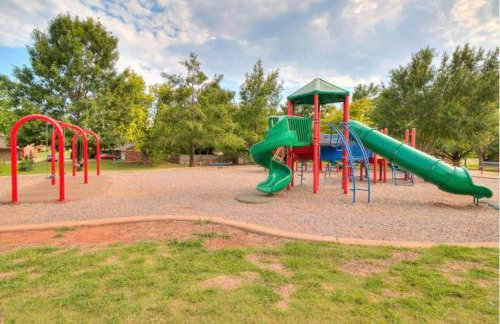 6BR Dream Getaway w Heated Pool & Peaceful Vibe - Photo 8