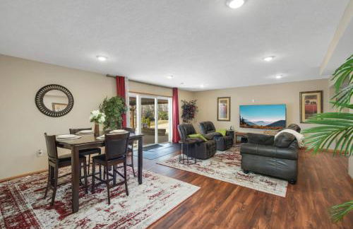 Charming 3-bedroom 1 bath basement nook with backyard view and gazebo - Foto 1