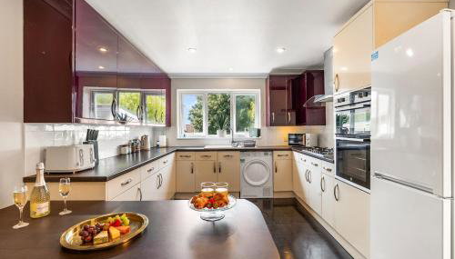 Modern 5-Bedroom House, Accommodates 10, Fast Wi-Fi & Private Garden - Foto 2, stove, toaster