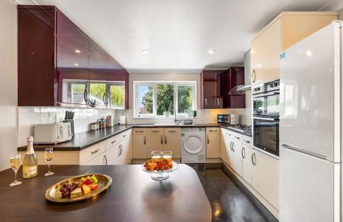 Stylish 5-Bedroom House, Accommodates 10, Fast Wi-Fi & Private Garden - Foto 2