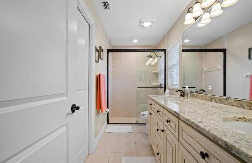 5* 3 BR 3 BA Home 4 min walk to beach & JW Marriott w/heated pool - Foto 24