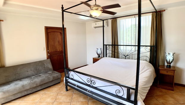 Villa Arenas: Private Pool & Easy Beach Access in Jaco by RedAwning - Foto 2, Habitación