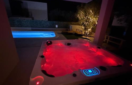 Sunluxvilla 4BR Heated Pool Jacuzzi Sauna - self check in - Photo 5