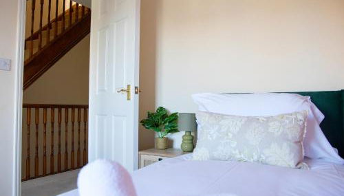 4x Bed Elegant Home with Parking - Photo 4