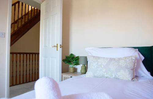 4x Bed Elegant Home with Parking - Photo 4