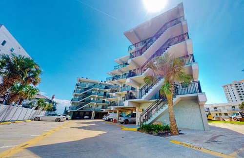 Oceanview condo with pool, beach access, jetted tub, W/D, & AC - Foto 3