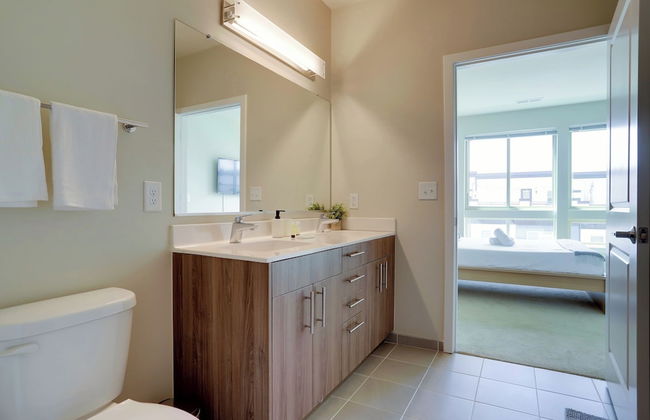 Stylish 2BR Condo in Alexandria - Photo 11